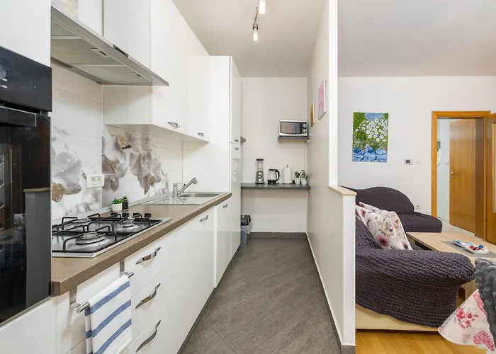 Eda 1873 아파트 풀라